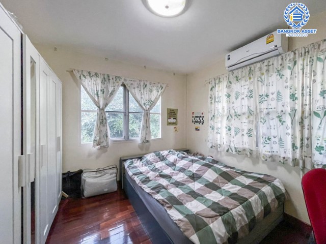 *****บ้านเดี่ยวมือสอง ม.นันทวัน สุขาภิบาล5 พร้อมเข้าอยู่ พร้อมฟังก์ชัน 3 ห้องนอน 2 ห้องน้ำ 1 ที่จอดรถ สภาพดีมากๆ บนเนื้อที่กว่า 57.7 ตร.ว. กว้างมาก พื้นที่ใช้สอยมากถึง 194 ตร.ม. บนทำเลศักยภาพ เชื่อมต่อถนน รามอินทรา, วัชรพล, สุขาภิบาล5 เดินทางสะดวก ใกล้ทางด่วน "ฉลองรัช" และรถไฟฟ้าสายสีเขียว "สถานีสายหยุด"